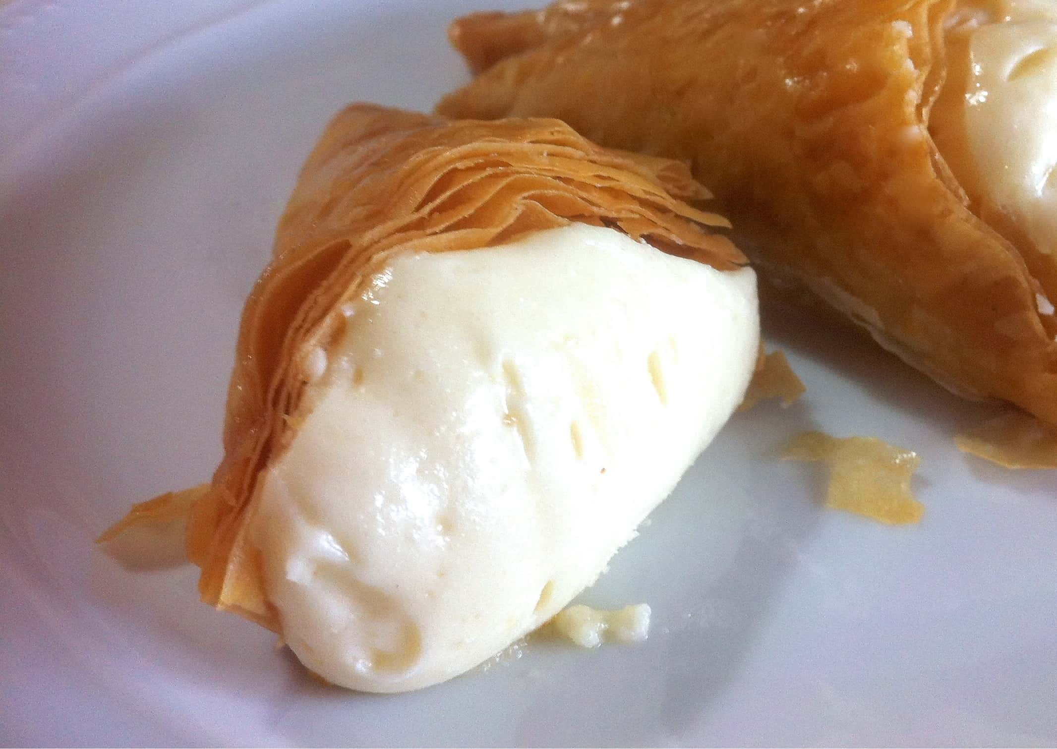 Phyllo Triangle pastries with Custard (Trigona Panoramatos)